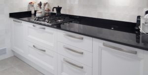 Mobiliario de la cocina en blanco y negro con agarradores plateados