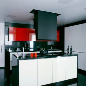 Diseño de cocina en colores blanco, negro y rojo por Vibel Estudi