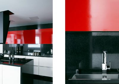 Vista global del contraste de colores de la cocina y detalle del mueble áereo en color rojo