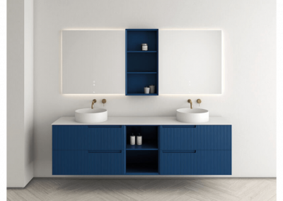 Accesorio de baño. Mueble de lavamanos con encimera blanca y cajones bajos de color azul marino que combina un mueble aéreo de en blanco y azul marino también