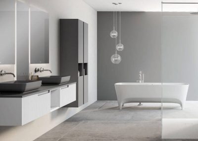 Baño personalizado con muebles, plato de ducha y bañera en color blanco, fondo de pared en gris