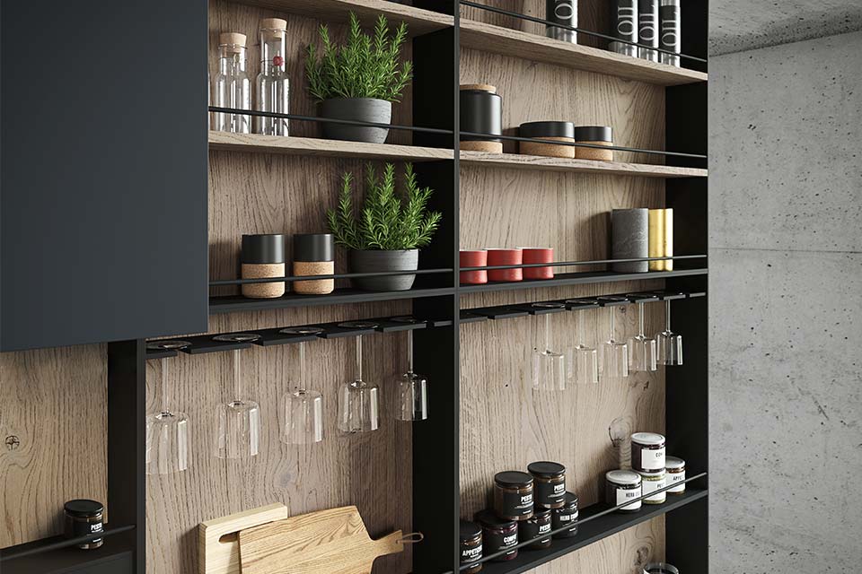 Fotografia de un galileo adosado a la pared que organiza copas y diferentes utensilios de cocina de menor tamaño